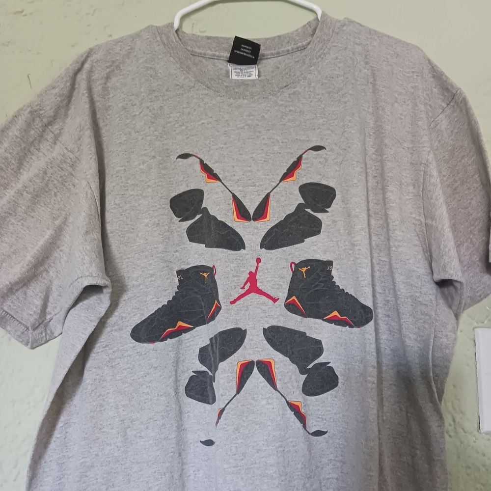 Men's Gray Short-Sleeve Graphic Tee with Red & Black Accents